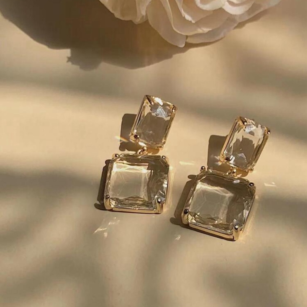 Clear gemstone dangle earrings ✨